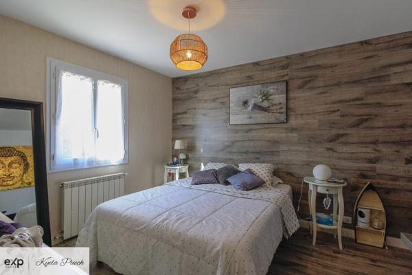 Villa de deux suites avec deux studios, piscine, terrain constructible et vue imprenable