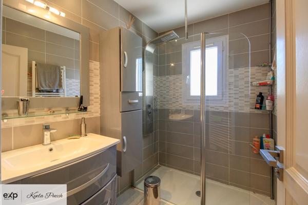 Villa de deux suites avec deux studios, piscine, terrain constructible et vue imprenable