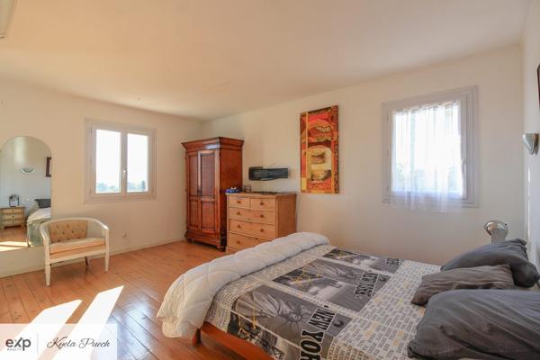 Villa de deux suites avec deux studios, piscine, terrain constructible et vue imprenable
