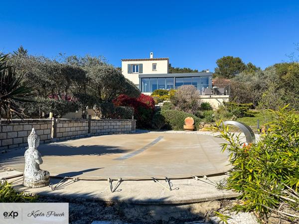 Villa de deux suites avec deux studios, piscine, terrain constructible et vue imprenable