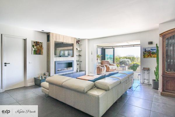 Villa de deux suites avec deux studios, piscine, terrain constructible et vue imprenable