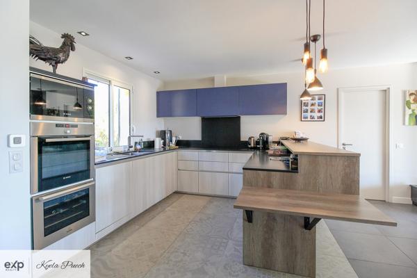 Villa de deux suites avec deux studios, piscine, terrain constructible et vue imprenable