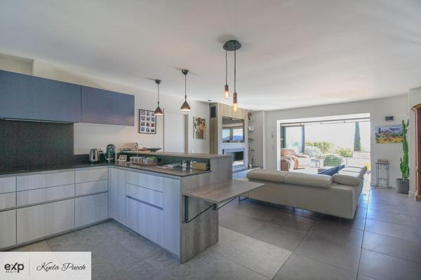Villa de deux suites avec deux studios, piscine, terrain constructible et vue imprenable