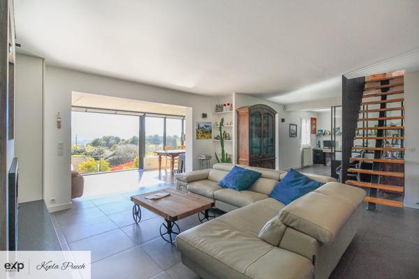 Villa de deux suites avec deux studios, piscine, terrain constructible et vue imprenable