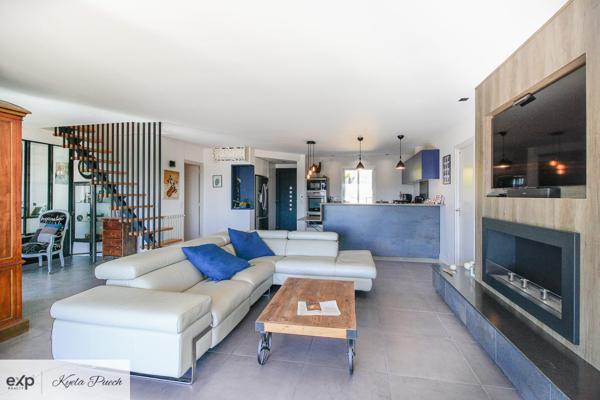 Villa de deux suites avec deux studios, piscine, terrain constructible et vue imprenable