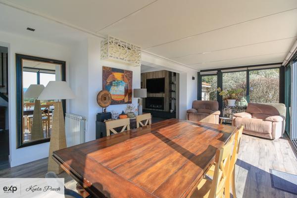 Villa de deux suites avec deux studios, piscine, terrain constructible et vue imprenable