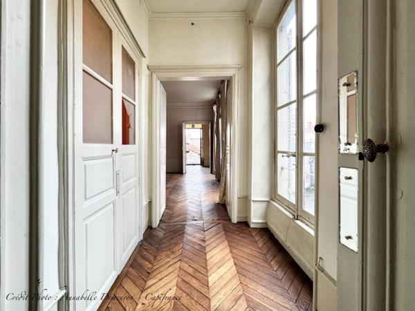 Appartement bourgeois T6 à rénover avec terrasse - CLERMONT FERRAND (63) Plateau Central - proche cathédrale.