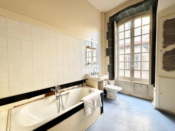 Appartement bourgeois T6 à rénover avec terrasse - CLERMONT FERRAND (63) Plateau Central - proche cathédrale.