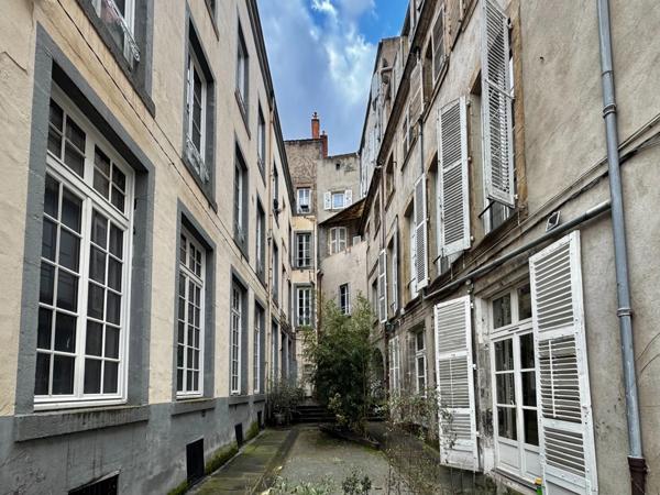 Appartement bourgeois T6 à rénover avec terrasse - CLERMONT FERRAND (63) Plateau Central - proche cathédrale.