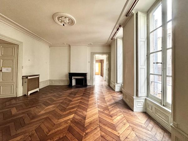 Appartement bourgeois T6 à rénover avec terrasse - CLERMONT FERRAND (63) Plateau Central - proche cathédrale.