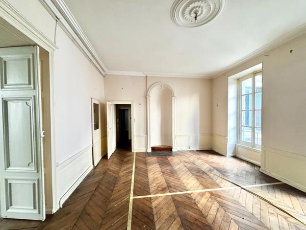 Appartement bourgeois T6 à rénover avec terrasse - CLERMONT FERRAND (63) Plateau Central - proche cathédrale.