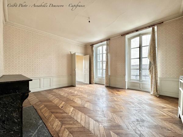 Appartement bourgeois T6 à rénover avec terrasse - CLERMONT FERRAND (63) Plateau Central - proche cathédrale.