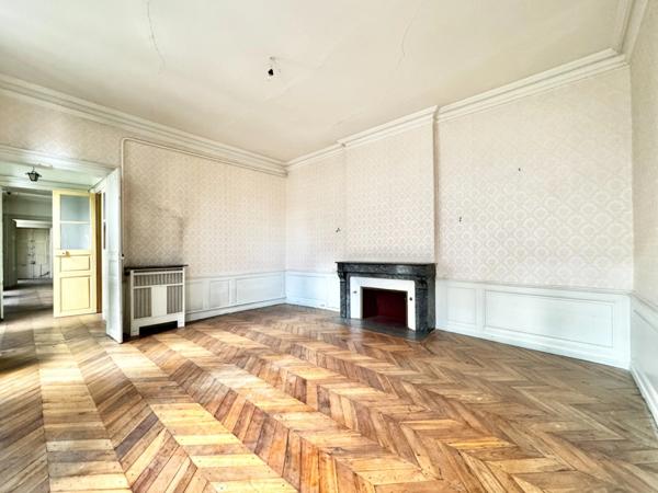 Appartement bourgeois T6 à rénover avec terrasse - CLERMONT FERRAND (63) Plateau Central - proche cathédrale.