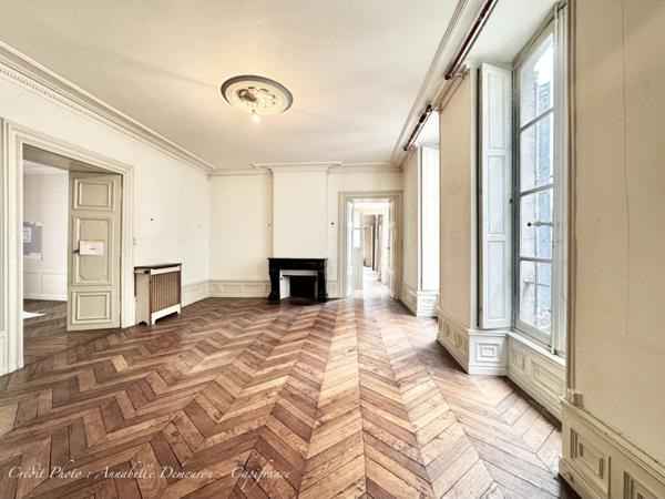 Appartement bourgeois T6 à rénover avec terrasse - CLERMONT FERRAND (63) Plateau Central - proche cathédrale.