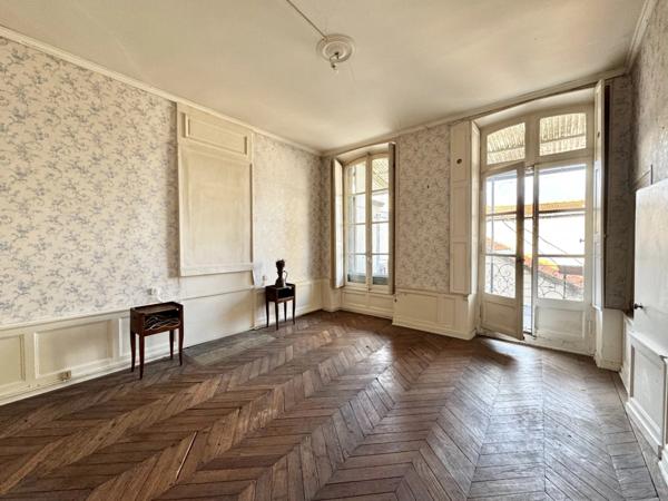 Appartement bourgeois T6 à rénover avec terrasse - CLERMONT FERRAND (63) Plateau Central - proche cathédrale.