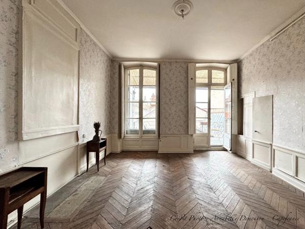 Appartement bourgeois T6 à rénover avec terrasse - CLERMONT FERRAND (63) Plateau Central - proche cathédrale.