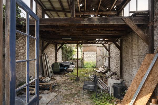 LA MAISON DE VILLE À RÉNOVER AVEC JARDIN ET DÉPENDANCE – LA MADELEINE