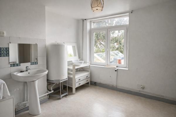 LA MAISON DE VILLE À RÉNOVER AVEC JARDIN ET DÉPENDANCE – LA MADELEINE