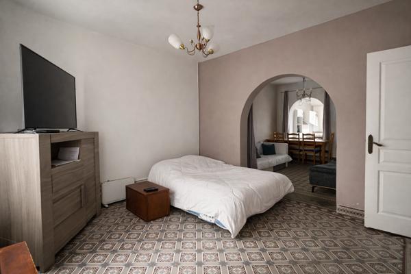LA MAISON DE VILLE À RÉNOVER AVEC JARDIN ET DÉPENDANCE – LA MADELEINE
