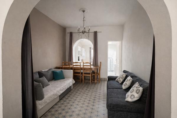 LA MAISON DE VILLE À RÉNOVER AVEC JARDIN ET DÉPENDANCE – LA MADELEINE