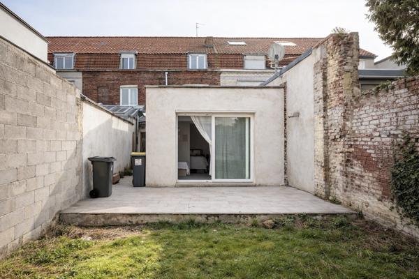 LA MAISON DE VILLE À RÉNOVER AVEC JARDIN ET DÉPENDANCE – LA MADELEINE