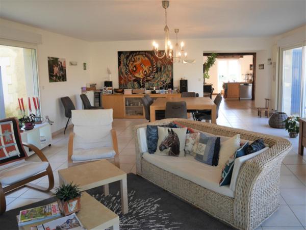 La Rochebeaucourt, grande et belle maison en pierres, superbement rénovée, prête à habiter, au calme, avec vues, aux portes de la dordogne