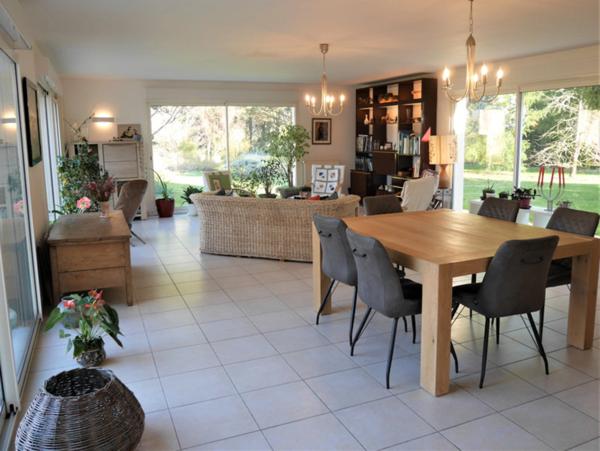 La Rochebeaucourt, grande et belle maison en pierres, superbement rénovée, prête à habiter, au calme, avec vues, aux portes de la dordogne