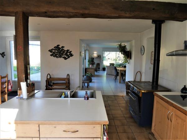 La Rochebeaucourt, grande et belle maison en pierres, superbement rénovée, prête à habiter, au calme, avec vues, aux portes de la dordogne