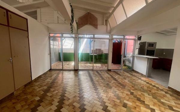 Maison à vendre    13 pièces •  Pointe-Noire