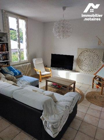 Proche Centre-ville - Maison de ville avec deux appartements loués ...