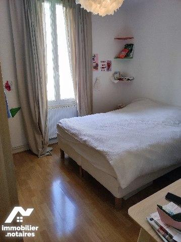 Proche Centre-ville - Maison de ville avec deux appartements loués ...