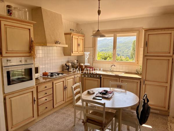 Belle maison de village avec garage et vue panoramique