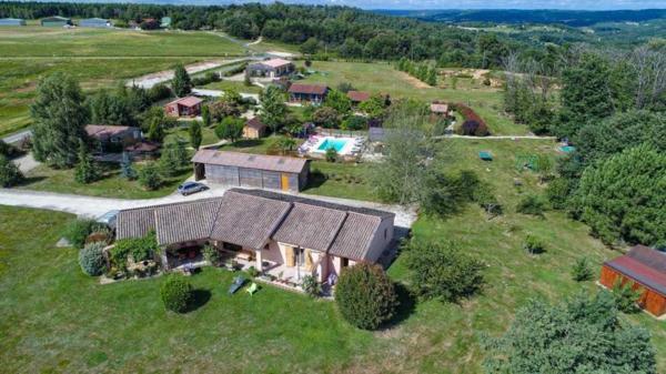 Gîtes chambres d'hôtes - Belves Domaine d'Exception : Maison principale, chalets indépendants et salle de réception au coeur d'un havre de paix