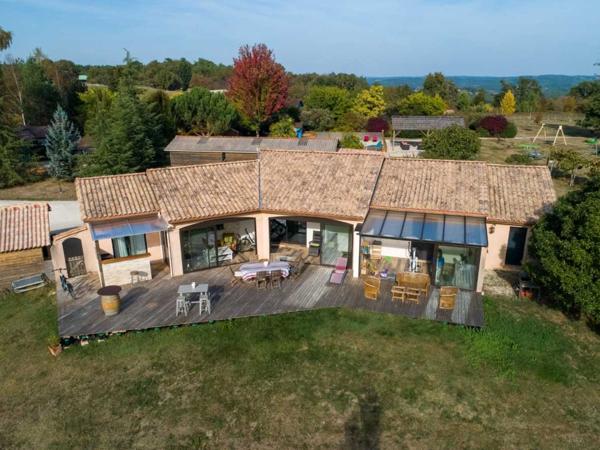 Gîtes chambres d'hôtes - Belves Domaine d'Exception : Maison principale, chalets indépendants et salle de réception au coeur d'un havre de paix