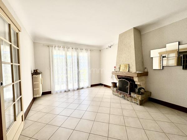 SAINT-AVERTIN – Quartier recherché des Grands Champs.

Maison familiale de 162 m² parfaitement entretenue sur terrain de 495 m²

Située dans l'un des quartiers les plus prisés de Saint-Avertin, au cœur du secteur des Grands Champs, cette agréable maison des années 1970 séduit par son excellent état d'entretien, aussi bien intérieur qu'extérieur, ainsi que par la qualité de son emplacement.

Édifiée sur un terrain clos et soigneusement aménagé de 495 m², cette maison développe une surface habitable de 162 m² répartie sur deux niveaux : un rez-de-chaussée lumineux et un sous-sol entièrement aménagé offrant de nombreuses possibilités d'utilisation.

Dès l'entrée, vous apprécierez les volumes généreux, la luminosité naturelle et le soin apporté à chaque espace. L'ensemble de la maison a été régulièrement entretenu, permettant une installation immédiate sans travaux.

Le sous-sol totalement aménagé constitue un véritable atout, idéal pour créer des espaces de loisirs, un bureau, une salle de sport, des chambres supplémentaires ou encore un espace dédié à une activité professionnelle.

À l'extérieur, le jardin parfaitement entretenu offre un cadre de vie agréable et convivial, propice aux moments de détente en famille.

Un emplacement privilégié

La localisation est l'un des points forts majeurs de ce bien. Vous bénéficierez d'un environnement résidentiel calme et recherché tout en profitant d'une proximité immédiate avec les principaux services :

* Complexe sportif accessible à quelques centaines de mètres ;
* Collège à proximité immédiate ;
* École primaire facilement accessible à pied ;
* Commerces, transports et commodités du quotidien à quelques minutes.

Cette maison réunit tous les critères recherchés par une famille souhaitant conjuguer confort, qualité de vie et situation géographique de premier ordre.

Une opportunité rare sur le secteur des Grands Champs à découvrir sans tarder.
Photo avant / après home staging