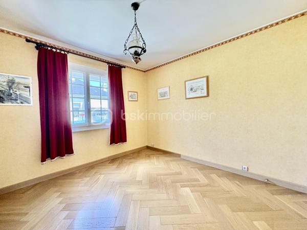 SAINT-AVERTIN – Quartier recherché des Grands Champs.

Maison familiale de 162 m² parfaitement entretenue sur terrain de 495 m²

Située dans l'un des quartiers les plus prisés de Saint-Avertin, au cœur du secteur des Grands Champs, cette agréable maison des années 1970 séduit par son excellent état d'entretien, aussi bien intérieur qu'extérieur, ainsi que par la qualité de son emplacement.

Édifiée sur un terrain clos et soigneusement aménagé de 495 m², cette maison développe une surface habitable de 162 m² répartie sur deux niveaux : un rez-de-chaussée lumineux et un sous-sol entièrement aménagé offrant de nombreuses possibilités d'utilisation.

Dès l'entrée, vous apprécierez les volumes généreux, la luminosité naturelle et le soin apporté à chaque espace. L'ensemble de la maison a été régulièrement entretenu, permettant une installation immédiate sans travaux.

Le sous-sol totalement aménagé constitue un véritable atout, idéal pour créer des espaces de loisirs, un bureau, une salle de sport, des chambres supplémentaires ou encore un espace dédié à une activité professionnelle.

À l'extérieur, le jardin parfaitement entretenu offre un cadre de vie agréable et convivial, propice aux moments de détente en famille.

Un emplacement privilégié

La localisation est l'un des points forts majeurs de ce bien. Vous bénéficierez d'un environnement résidentiel calme et recherché tout en profitant d'une proximité immédiate avec les principaux services :

* Complexe sportif accessible à quelques centaines de mètres ;
* Collège à proximité immédiate ;
* École primaire facilement accessible à pied ;
* Commerces, transports et commodités du quotidien à quelques minutes.

Cette maison réunit tous les critères recherchés par une famille souhaitant conjuguer confort, qualité de vie et situation géographique de premier ordre.

Une opportunité rare sur le secteur des Grands Champs à découvrir sans tarder.
Photo avant / après home staging