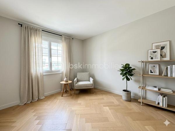 SAINT-AVERTIN – Quartier recherché des Grands Champs.

Maison familiale de 162 m² parfaitement entretenue sur terrain de 495 m²

Située dans l'un des quartiers les plus prisés de Saint-Avertin, au cœur du secteur des Grands Champs, cette agréable maison des années 1970 séduit par son excellent état d'entretien, aussi bien intérieur qu'extérieur, ainsi que par la qualité de son emplacement.

Édifiée sur un terrain clos et soigneusement aménagé de 495 m², cette maison développe une surface habitable de 162 m² répartie sur deux niveaux : un rez-de-chaussée lumineux et un sous-sol entièrement aménagé offrant de nombreuses possibilités d'utilisation.

Dès l'entrée, vous apprécierez les volumes généreux, la luminosité naturelle et le soin apporté à chaque espace. L'ensemble de la maison a été régulièrement entretenu, permettant une installation immédiate sans travaux.

Le sous-sol totalement aménagé constitue un véritable atout, idéal pour créer des espaces de loisirs, un bureau, une salle de sport, des chambres supplémentaires ou encore un espace dédié à une activité professionnelle.

À l'extérieur, le jardin parfaitement entretenu offre un cadre de vie agréable et convivial, propice aux moments de détente en famille.

Un emplacement privilégié

La localisation est l'un des points forts majeurs de ce bien. Vous bénéficierez d'un environnement résidentiel calme et recherché tout en profitant d'une proximité immédiate avec les principaux services :

* Complexe sportif accessible à quelques centaines de mètres ;
* Collège à proximité immédiate ;
* École primaire facilement accessible à pied ;
* Commerces, transports et commodités du quotidien à quelques minutes.

Cette maison réunit tous les critères recherchés par une famille souhaitant conjuguer confort, qualité de vie et situation géographique de premier ordre.

Une opportunité rare sur le secteur des Grands Champs à découvrir sans tarder.
Photo avant / après home staging