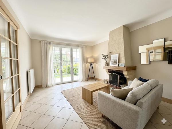 SAINT-AVERTIN – Quartier recherché des Grands Champs.

Maison familiale de 162 m² parfaitement entretenue sur terrain de 495 m²

Située dans l'un des quartiers les plus prisés de Saint-Avertin, au cœur du secteur des Grands Champs, cette agréable maison des années 1970 séduit par son excellent état d'entretien, aussi bien intérieur qu'extérieur, ainsi que par la qualité de son emplacement.

Édifiée sur un terrain clos et soigneusement aménagé de 495 m², cette maison développe une surface habitable de 162 m² répartie sur deux niveaux : un rez-de-chaussée lumineux et un sous-sol entièrement aménagé offrant de nombreuses possibilités d'utilisation.

Dès l'entrée, vous apprécierez les volumes généreux, la luminosité naturelle et le soin apporté à chaque espace. L'ensemble de la maison a été régulièrement entretenu, permettant une installation immédiate sans travaux.

Le sous-sol totalement aménagé constitue un véritable atout, idéal pour créer des espaces de loisirs, un bureau, une salle de sport, des chambres supplémentaires ou encore un espace dédié à une activité professionnelle.

À l'extérieur, le jardin parfaitement entretenu offre un cadre de vie agréable et convivial, propice aux moments de détente en famille.

Un emplacement privilégié

La localisation est l'un des points forts majeurs de ce bien. Vous bénéficierez d'un environnement résidentiel calme et recherché tout en profitant d'une proximité immédiate avec les principaux services :

* Complexe sportif accessible à quelques centaines de mètres ;
* Collège à proximité immédiate ;
* École primaire facilement accessible à pied ;
* Commerces, transports et commodités du quotidien à quelques minutes.

Cette maison réunit tous les critères recherchés par une famille souhaitant conjuguer confort, qualité de vie et situation géographique de premier ordre.

Une opportunité rare sur le secteur des Grands Champs à découvrir sans tarder.
Photo avant / après home staging