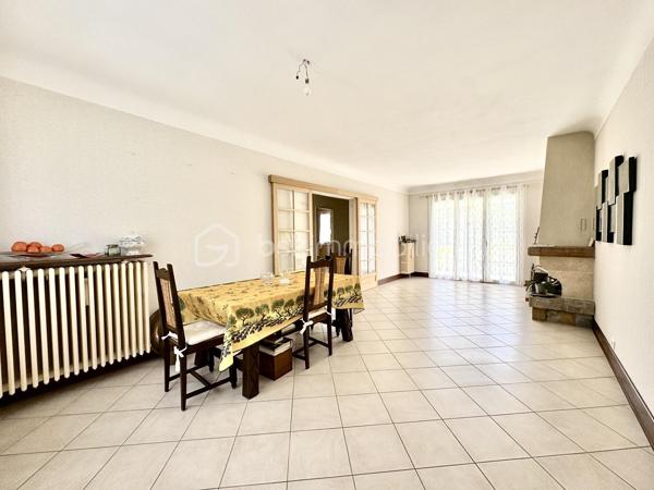 SAINT-AVERTIN – Quartier recherché des Grands Champs.

Maison familiale de 162 m² parfaitement entretenue sur terrain de 495 m²

Située dans l'un des quartiers les plus prisés de Saint-Avertin, au cœur du secteur des Grands Champs, cette agréable maison des années 1970 séduit par son excellent état d'entretien, aussi bien intérieur qu'extérieur, ainsi que par la qualité de son emplacement.

Édifiée sur un terrain clos et soigneusement aménagé de 495 m², cette maison développe une surface habitable de 162 m² répartie sur deux niveaux : un rez-de-chaussée lumineux et un sous-sol entièrement aménagé offrant de nombreuses possibilités d'utilisation.

Dès l'entrée, vous apprécierez les volumes généreux, la luminosité naturelle et le soin apporté à chaque espace. L'ensemble de la maison a été régulièrement entretenu, permettant une installation immédiate sans travaux.

Le sous-sol totalement aménagé constitue un véritable atout, idéal pour créer des espaces de loisirs, un bureau, une salle de sport, des chambres supplémentaires ou encore un espace dédié à une activité professionnelle.

À l'extérieur, le jardin parfaitement entretenu offre un cadre de vie agréable et convivial, propice aux moments de détente en famille.

Un emplacement privilégié

La localisation est l'un des points forts majeurs de ce bien. Vous bénéficierez d'un environnement résidentiel calme et recherché tout en profitant d'une proximité immédiate avec les principaux services :

* Complexe sportif accessible à quelques centaines de mètres ;
* Collège à proximité immédiate ;
* École primaire facilement accessible à pied ;
* Commerces, transports et commodités du quotidien à quelques minutes.

Cette maison réunit tous les critères recherchés par une famille souhaitant conjuguer confort, qualité de vie et situation géographique de premier ordre.

Une opportunité rare sur le secteur des Grands Champs à découvrir sans tarder.
Photo avant / après home staging