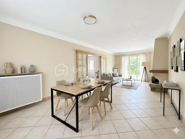 SAINT-AVERTIN – Quartier recherché des Grands Champs.

Maison familiale de 162 m² parfaitement entretenue sur terrain de 495 m²

Située dans l'un des quartiers les plus prisés de Saint-Avertin, au cœur du secteur des Grands Champs, cette agréable maison des années 1970 séduit par son excellent état d'entretien, aussi bien intérieur qu'extérieur, ainsi que par la qualité de son emplacement.

Édifiée sur un terrain clos et soigneusement aménagé de 495 m², cette maison développe une surface habitable de 162 m² répartie sur deux niveaux : un rez-de-chaussée lumineux et un sous-sol entièrement aménagé offrant de nombreuses possibilités d'utilisation.

Dès l'entrée, vous apprécierez les volumes généreux, la luminosité naturelle et le soin apporté à chaque espace. L'ensemble de la maison a été régulièrement entretenu, permettant une installation immédiate sans travaux.

Le sous-sol totalement aménagé constitue un véritable atout, idéal pour créer des espaces de loisirs, un bureau, une salle de sport, des chambres supplémentaires ou encore un espace dédié à une activité professionnelle.

À l'extérieur, le jardin parfaitement entretenu offre un cadre de vie agréable et convivial, propice aux moments de détente en famille.

Un emplacement privilégié

La localisation est l'un des points forts majeurs de ce bien. Vous bénéficierez d'un environnement résidentiel calme et recherché tout en profitant d'une proximité immédiate avec les principaux services :

* Complexe sportif accessible à quelques centaines de mètres ;
* Collège à proximité immédiate ;
* École primaire facilement accessible à pied ;
* Commerces, transports et commodités du quotidien à quelques minutes.

Cette maison réunit tous les critères recherchés par une famille souhaitant conjuguer confort, qualité de vie et situation géographique de premier ordre.

Une opportunité rare sur le secteur des Grands Champs à découvrir sans tarder.
Photo avant / après home staging