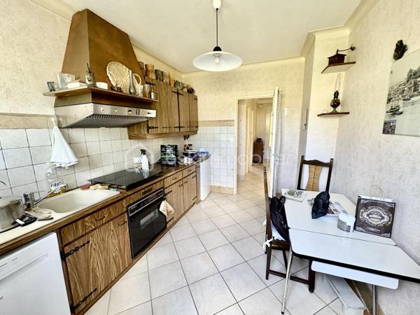 SAINT-AVERTIN – Quartier recherché des Grands Champs.

Maison familiale de 162 m² parfaitement entretenue sur terrain de 495 m²

Située dans l'un des quartiers les plus prisés de Saint-Avertin, au cœur du secteur des Grands Champs, cette agréable maison des années 1970 séduit par son excellent état d'entretien, aussi bien intérieur qu'extérieur, ainsi que par la qualité de son emplacement.

Édifiée sur un terrain clos et soigneusement aménagé de 495 m², cette maison développe une surface habitable de 162 m² répartie sur deux niveaux : un rez-de-chaussée lumineux et un sous-sol entièrement aménagé offrant de nombreuses possibilités d'utilisation.

Dès l'entrée, vous apprécierez les volumes généreux, la luminosité naturelle et le soin apporté à chaque espace. L'ensemble de la maison a été régulièrement entretenu, permettant une installation immédiate sans travaux.

Le sous-sol totalement aménagé constitue un véritable atout, idéal pour créer des espaces de loisirs, un bureau, une salle de sport, des chambres supplémentaires ou encore un espace dédié à une activité professionnelle.

À l'extérieur, le jardin parfaitement entretenu offre un cadre de vie agréable et convivial, propice aux moments de détente en famille.

Un emplacement privilégié

La localisation est l'un des points forts majeurs de ce bien. Vous bénéficierez d'un environnement résidentiel calme et recherché tout en profitant d'une proximité immédiate avec les principaux services :

* Complexe sportif accessible à quelques centaines de mètres ;
* Collège à proximité immédiate ;
* École primaire facilement accessible à pied ;
* Commerces, transports et commodités du quotidien à quelques minutes.

Cette maison réunit tous les critères recherchés par une famille souhaitant conjuguer confort, qualité de vie et situation géographique de premier ordre.

Une opportunité rare sur le secteur des Grands Champs à découvrir sans tarder.
Photo avant / après home staging
