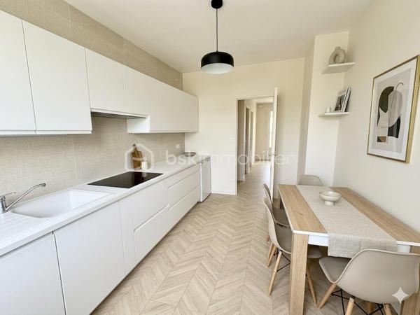 SAINT-AVERTIN – Quartier recherché des Grands Champs.

Maison familiale de 162 m² parfaitement entretenue sur terrain de 495 m²

Située dans l'un des quartiers les plus prisés de Saint-Avertin, au cœur du secteur des Grands Champs, cette agréable maison des années 1970 séduit par son excellent état d'entretien, aussi bien intérieur qu'extérieur, ainsi que par la qualité de son emplacement.

Édifiée sur un terrain clos et soigneusement aménagé de 495 m², cette maison développe une surface habitable de 162 m² répartie sur deux niveaux : un rez-de-chaussée lumineux et un sous-sol entièrement aménagé offrant de nombreuses possibilités d'utilisation.

Dès l'entrée, vous apprécierez les volumes généreux, la luminosité naturelle et le soin apporté à chaque espace. L'ensemble de la maison a été régulièrement entretenu, permettant une installation immédiate sans travaux.

Le sous-sol totalement aménagé constitue un véritable atout, idéal pour créer des espaces de loisirs, un bureau, une salle de sport, des chambres supplémentaires ou encore un espace dédié à une activité professionnelle.

À l'extérieur, le jardin parfaitement entretenu offre un cadre de vie agréable et convivial, propice aux moments de détente en famille.

Un emplacement privilégié

La localisation est l'un des points forts majeurs de ce bien. Vous bénéficierez d'un environnement résidentiel calme et recherché tout en profitant d'une proximité immédiate avec les principaux services :

* Complexe sportif accessible à quelques centaines de mètres ;
* Collège à proximité immédiate ;
* École primaire facilement accessible à pied ;
* Commerces, transports et commodités du quotidien à quelques minutes.

Cette maison réunit tous les critères recherchés par une famille souhaitant conjuguer confort, qualité de vie et situation géographique de premier ordre.

Une opportunité rare sur le secteur des Grands Champs à découvrir sans tarder.
Photo avant / après home staging