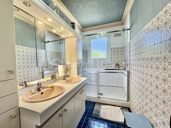 SAINT-AVERTIN – Quartier recherché des Grands Champs.

Maison familiale de 162 m² parfaitement entretenue sur terrain de 495 m²

Située dans l'un des quartiers les plus prisés de Saint-Avertin, au cœur du secteur des Grands Champs, cette agréable maison des années 1970 séduit par son excellent état d'entretien, aussi bien intérieur qu'extérieur, ainsi que par la qualité de son emplacement.

Édifiée sur un terrain clos et soigneusement aménagé de 495 m², cette maison développe une surface habitable de 162 m² répartie sur deux niveaux : un rez-de-chaussée lumineux et un sous-sol entièrement aménagé offrant de nombreuses possibilités d'utilisation.

Dès l'entrée, vous apprécierez les volumes généreux, la luminosité naturelle et le soin apporté à chaque espace. L'ensemble de la maison a été régulièrement entretenu, permettant une installation immédiate sans travaux.

Le sous-sol totalement aménagé constitue un véritable atout, idéal pour créer des espaces de loisirs, un bureau, une salle de sport, des chambres supplémentaires ou encore un espace dédié à une activité professionnelle.

À l'extérieur, le jardin parfaitement entretenu offre un cadre de vie agréable et convivial, propice aux moments de détente en famille.

Un emplacement privilégié

La localisation est l'un des points forts majeurs de ce bien. Vous bénéficierez d'un environnement résidentiel calme et recherché tout en profitant d'une proximité immédiate avec les principaux services :

* Complexe sportif accessible à quelques centaines de mètres ;
* Collège à proximité immédiate ;
* École primaire facilement accessible à pied ;
* Commerces, transports et commodités du quotidien à quelques minutes.

Cette maison réunit tous les critères recherchés par une famille souhaitant conjuguer confort, qualité de vie et situation géographique de premier ordre.

Une opportunité rare sur le secteur des Grands Champs à découvrir sans tarder.
Photo avant / après home staging