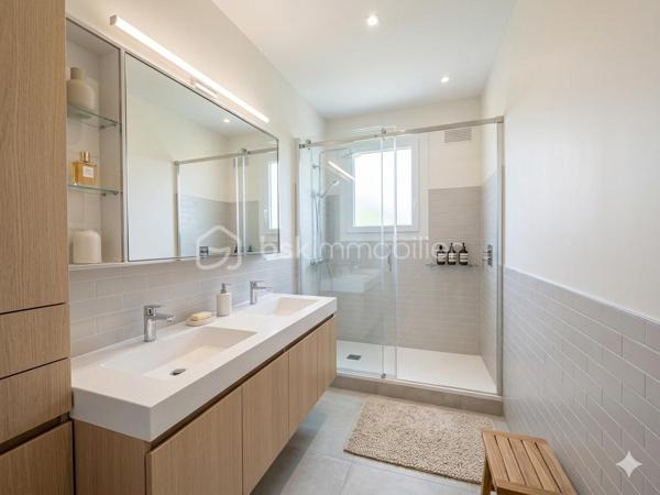 SAINT-AVERTIN – Quartier recherché des Grands Champs.

Maison familiale de 162 m² parfaitement entretenue sur terrain de 495 m²

Située dans l'un des quartiers les plus prisés de Saint-Avertin, au cœur du secteur des Grands Champs, cette agréable maison des années 1970 séduit par son excellent état d'entretien, aussi bien intérieur qu'extérieur, ainsi que par la qualité de son emplacement.

Édifiée sur un terrain clos et soigneusement aménagé de 495 m², cette maison développe une surface habitable de 162 m² répartie sur deux niveaux : un rez-de-chaussée lumineux et un sous-sol entièrement aménagé offrant de nombreuses possibilités d'utilisation.

Dès l'entrée, vous apprécierez les volumes généreux, la luminosité naturelle et le soin apporté à chaque espace. L'ensemble de la maison a été régulièrement entretenu, permettant une installation immédiate sans travaux.

Le sous-sol totalement aménagé constitue un véritable atout, idéal pour créer des espaces de loisirs, un bureau, une salle de sport, des chambres supplémentaires ou encore un espace dédié à une activité professionnelle.

À l'extérieur, le jardin parfaitement entretenu offre un cadre de vie agréable et convivial, propice aux moments de détente en famille.

Un emplacement privilégié

La localisation est l'un des points forts majeurs de ce bien. Vous bénéficierez d'un environnement résidentiel calme et recherché tout en profitant d'une proximité immédiate avec les principaux services :

* Complexe sportif accessible à quelques centaines de mètres ;
* Collège à proximité immédiate ;
* École primaire facilement accessible à pied ;
* Commerces, transports et commodités du quotidien à quelques minutes.

Cette maison réunit tous les critères recherchés par une famille souhaitant conjuguer confort, qualité de vie et situation géographique de premier ordre.

Une opportunité rare sur le secteur des Grands Champs à découvrir sans tarder.
Photo avant / après home staging