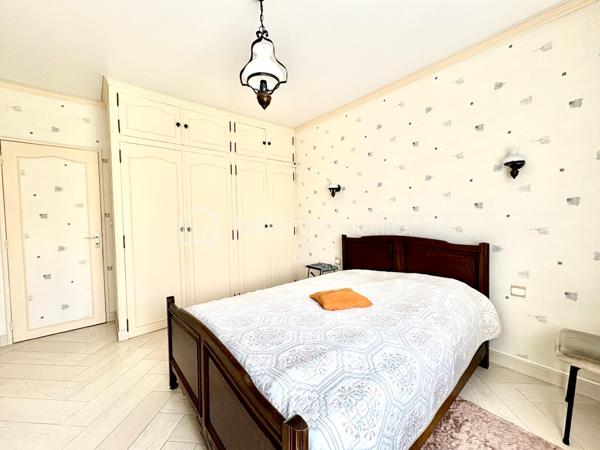 SAINT-AVERTIN – Quartier recherché des Grands Champs.

Maison familiale de 162 m² parfaitement entretenue sur terrain de 495 m²

Située dans l'un des quartiers les plus prisés de Saint-Avertin, au cœur du secteur des Grands Champs, cette agréable maison des années 1970 séduit par son excellent état d'entretien, aussi bien intérieur qu'extérieur, ainsi que par la qualité de son emplacement.

Édifiée sur un terrain clos et soigneusement aménagé de 495 m², cette maison développe une surface habitable de 162 m² répartie sur deux niveaux : un rez-de-chaussée lumineux et un sous-sol entièrement aménagé offrant de nombreuses possibilités d'utilisation.

Dès l'entrée, vous apprécierez les volumes généreux, la luminosité naturelle et le soin apporté à chaque espace. L'ensemble de la maison a été régulièrement entretenu, permettant une installation immédiate sans travaux.

Le sous-sol totalement aménagé constitue un véritable atout, idéal pour créer des espaces de loisirs, un bureau, une salle de sport, des chambres supplémentaires ou encore un espace dédié à une activité professionnelle.

À l'extérieur, le jardin parfaitement entretenu offre un cadre de vie agréable et convivial, propice aux moments de détente en famille.

Un emplacement privilégié

La localisation est l'un des points forts majeurs de ce bien. Vous bénéficierez d'un environnement résidentiel calme et recherché tout en profitant d'une proximité immédiate avec les principaux services :

* Complexe sportif accessible à quelques centaines de mètres ;
* Collège à proximité immédiate ;
* École primaire facilement accessible à pied ;
* Commerces, transports et commodités du quotidien à quelques minutes.

Cette maison réunit tous les critères recherchés par une famille souhaitant conjuguer confort, qualité de vie et situation géographique de premier ordre.

Une opportunité rare sur le secteur des Grands Champs à découvrir sans tarder.
Photo avant / après home staging