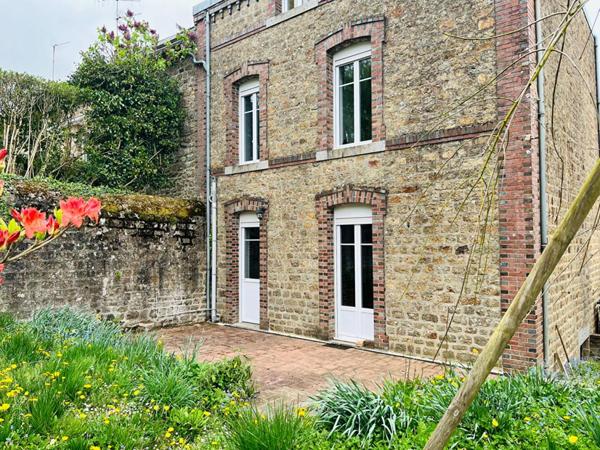 MAISON FAMILIALE EN PARFAIT ETAT AVEC 4 CHAMBRES EN CENTRE VILLE DE LA FERTE MACE