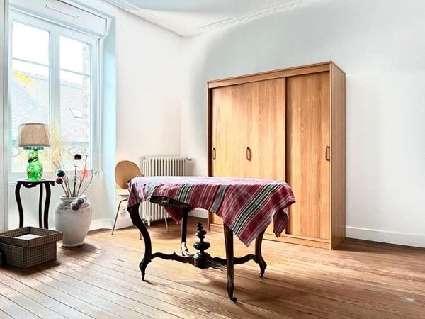 MAISON FAMILIALE EN PARFAIT ETAT AVEC 4 CHAMBRES EN CENTRE VILLE DE LA FERTE MACE