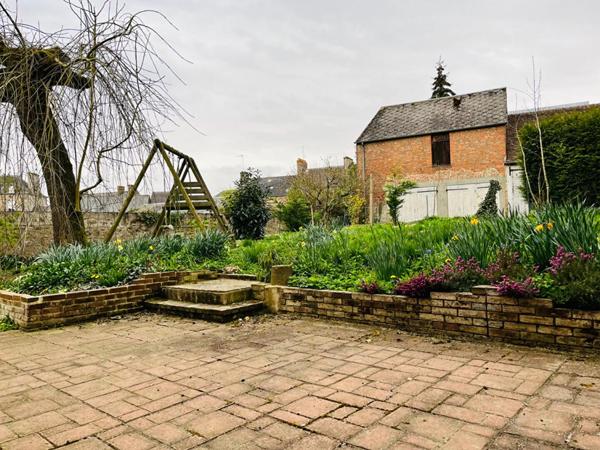 MAISON FAMILIALE EN PARFAIT ETAT AVEC 4 CHAMBRES EN CENTRE VILLE DE LA FERTE MACE