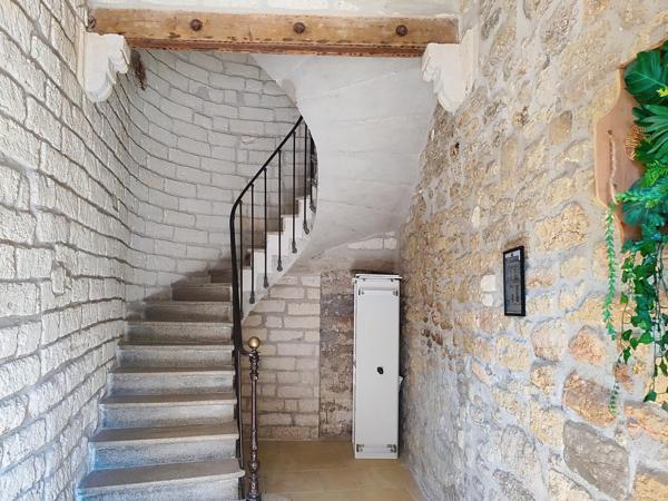 Immeuble rénové 172 m² – 12 couchages – Jusqu’à 60K€/an, 11% de rentabilité – Loupian
