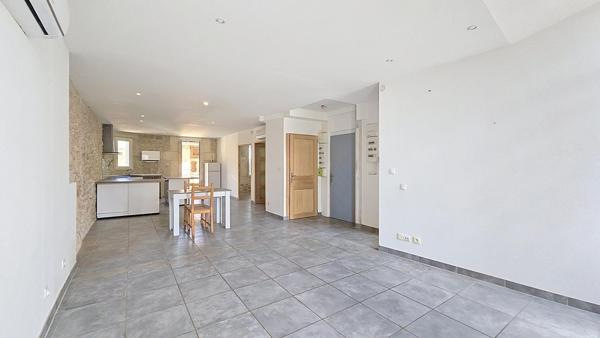 Immeuble rénové 172 m² – 12 couchages – Jusqu’à 60K€/an, 11% de rentabilité – Loupian